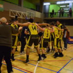 la fiesta après la victoire sur le buzzer